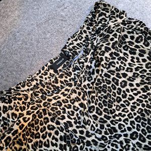 Torrid Womens Shorts 5" Pull-On Stretch Crepe Mid-Rise Tie-Front Size 2 Leopard